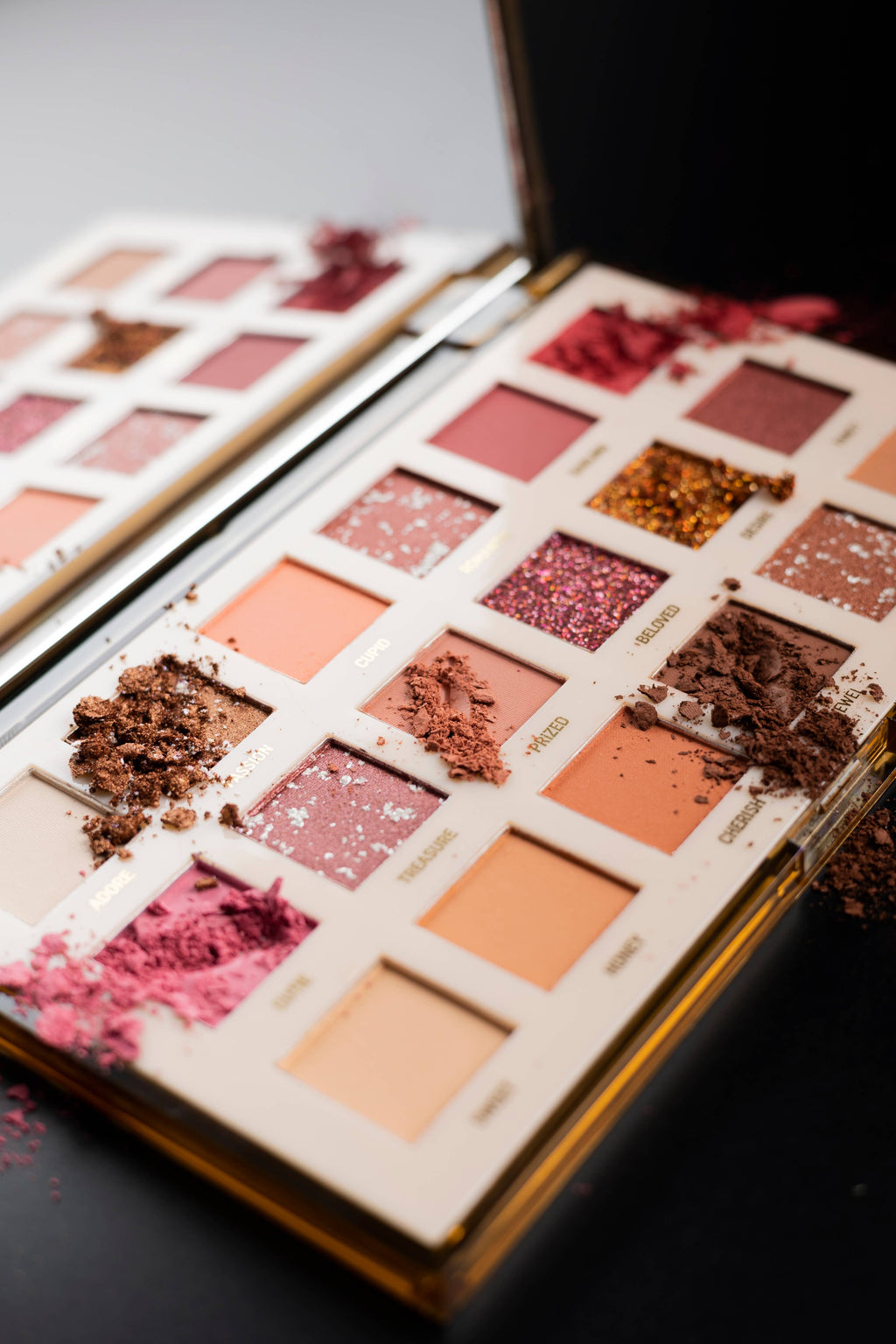 Palette Magic Studio con 18 ombretti Very Nude