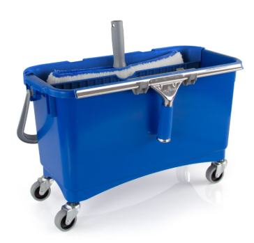 Secchio in plastica 20 lt con manico in plastica completo di strizzino e supporto per tergivetro