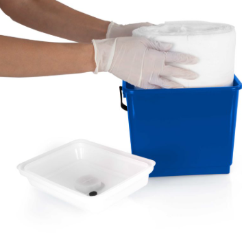 Secchio in plastica 4 lt con manico e coperchio ermetico con fessura centrale per estrazione panno