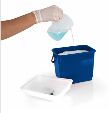 Secchio in plastica 4 lt con manico e coperchio ermetico con fessura centrale per estrazione panno