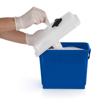 Secchio in plastica 4 lt con manico e coperchio ermetico con fessura centrale per estrazione panno